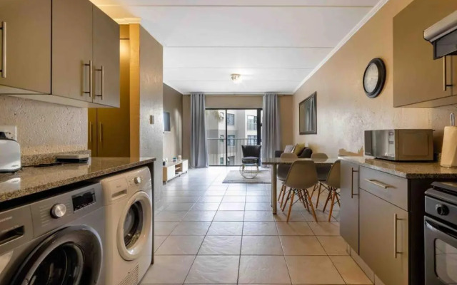 Lovely 2 bedroom apartment around Montecasino