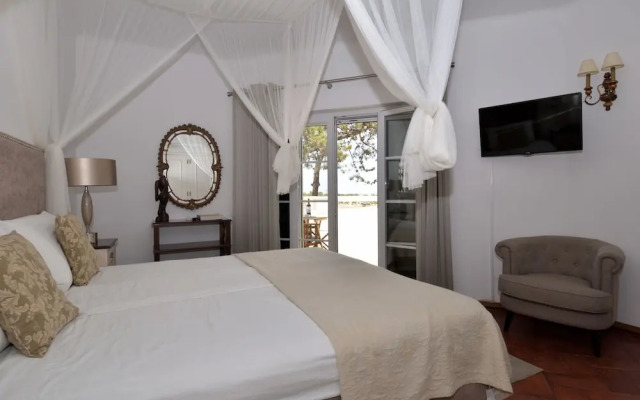 Villacasatulipa-sleeps4-garden-pool-bbq-ac