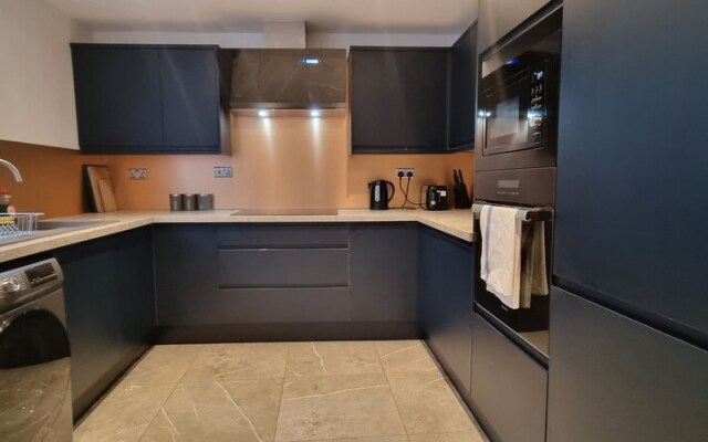 Modern 6 Bedroom 4 Bath House w Parking