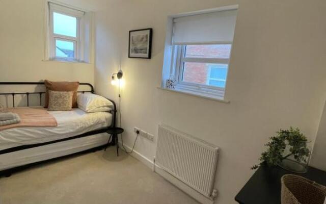 Seaview flat with balcony, spacious 2 bedroom