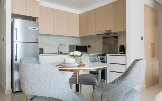 Elegant Stay: Balcony & Stunning Dubai Creek Views