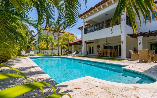Upscale Ocean View Villa With Pool + Outdoor Kitchen