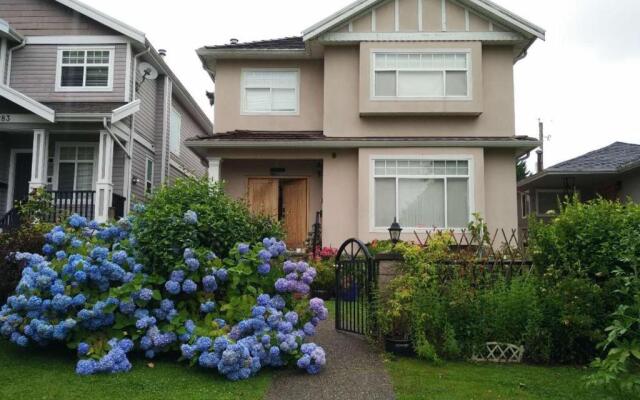 Helen's House / Close to Skytrain and Airport