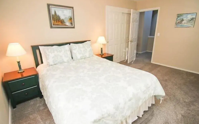 Cozy Gathering Space and Sparkling Amenities - Charming Seaside Haven