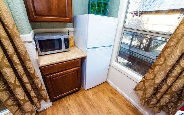 River Rd. Treehouses- Robins Roost