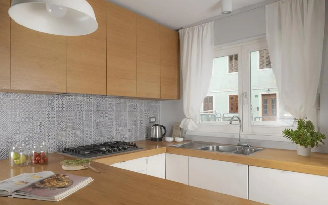 elegant, cosy and quiet, just 1 min to amphiteatre