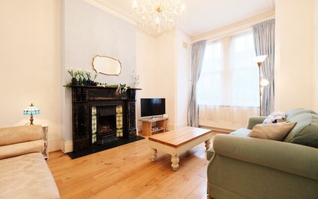 Lovely 1BR Edwardian House For 4 in North London