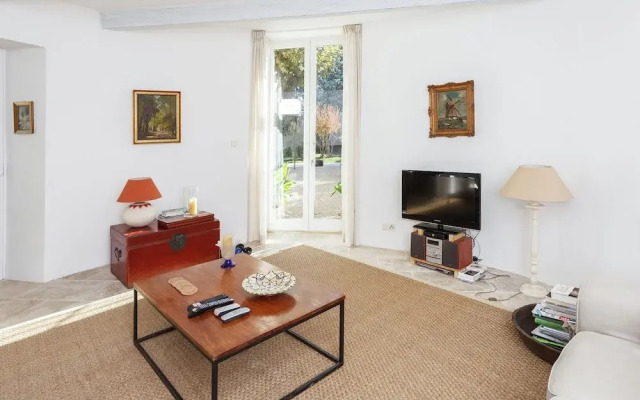 Spacious Castle in Jonquieres with Swimming Pool