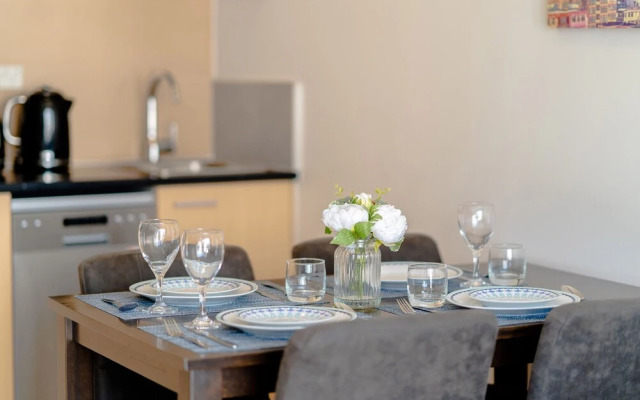 Warm & Cosy Two-Bedroom Apartment in CBD