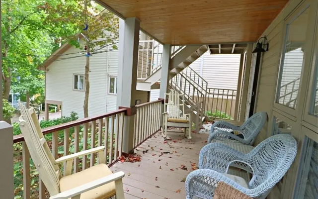 12 Morris 4 2 Bedroom Condo by Redawning