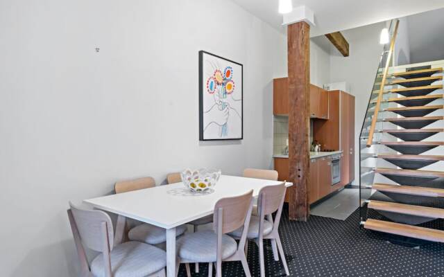 Chic & Spacious CBD Loft - 2 Beds & City