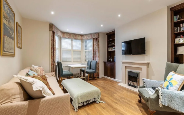 Elegant Two Bedroom Flat in Redcliffe Gardens