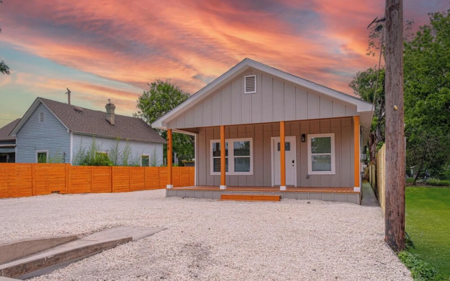 Vibrant 4br/3ba Oasis Near Happy Downtown!