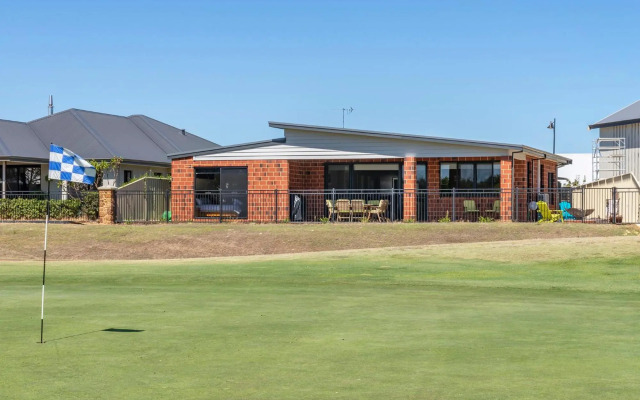 The Links - fairway views, walk to town, air-con