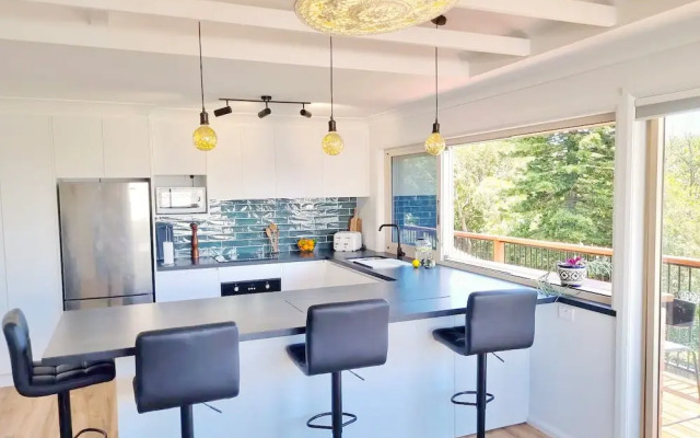 Treeview - A Beautiful 3-bed House in Kiama