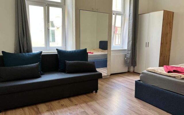 Welcoming 4BR shared Apt.-best location