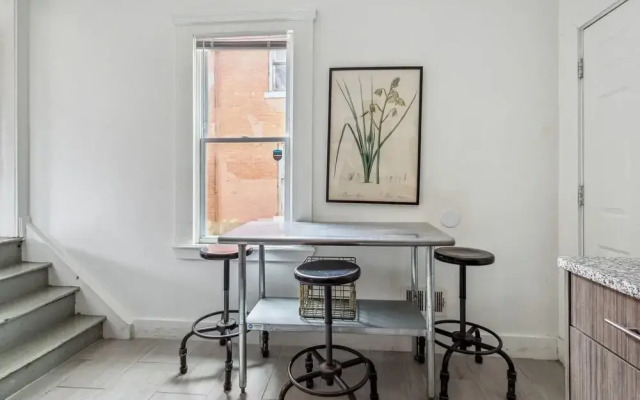 Comfortable 6-bedroom Retreat Minutes to Downtown