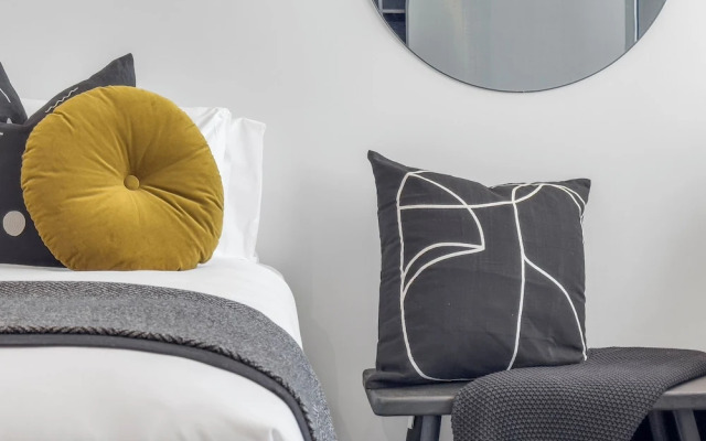 France Street Apartments by Urban Rest