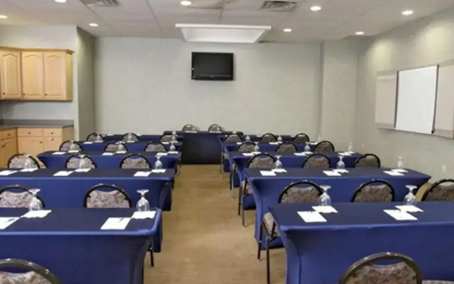 Marco LaGuardia Hotel & Suites