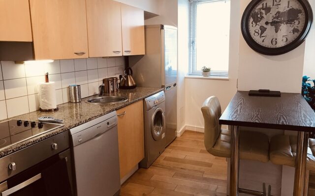1 Bed Luxe Dockland Apartment - Free parking