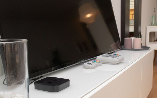 Deluxe Apartment Downtown with Pool and Parking