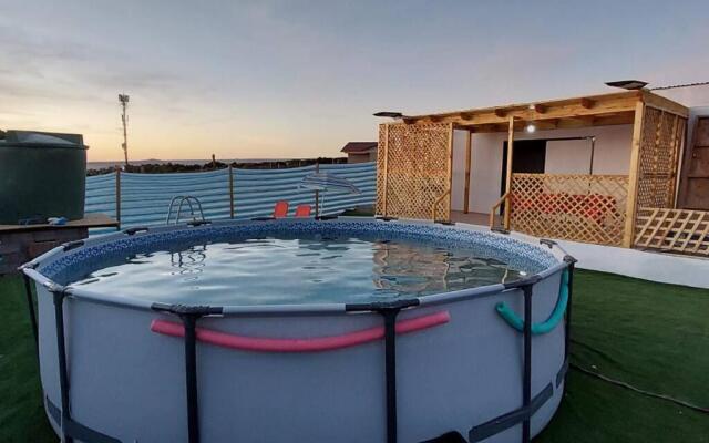 Cabaña con piscina, vista al Oasís de Pica.
