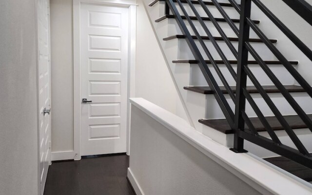 "modern 3bed Townhome. Near Nrg"