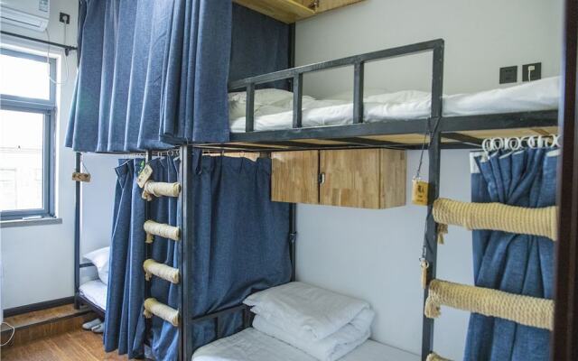 Zeako Youth Hostel