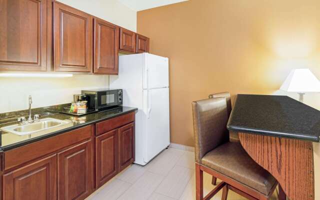 La Quinta Inn & Suites by Wyndham Midwest City - Tinker AFB