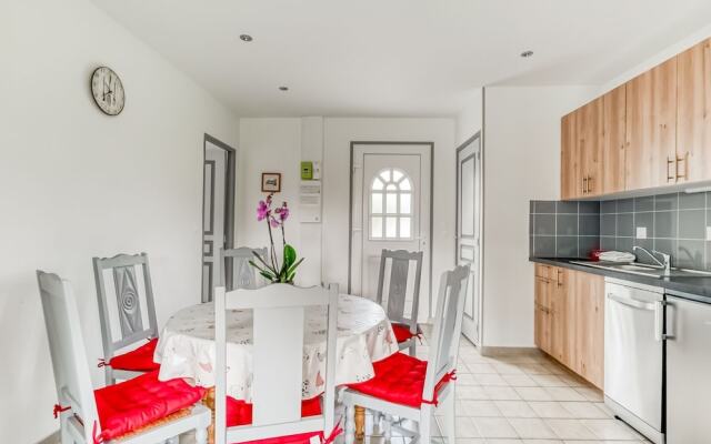 Quaint Holiday Home in Tracy sur Mer near Seabeach