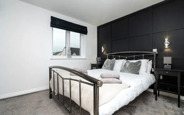 3 Bedroom House-private Parking