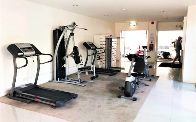 Platinum Suites, Thepprasit Road - Large top Floor Studio