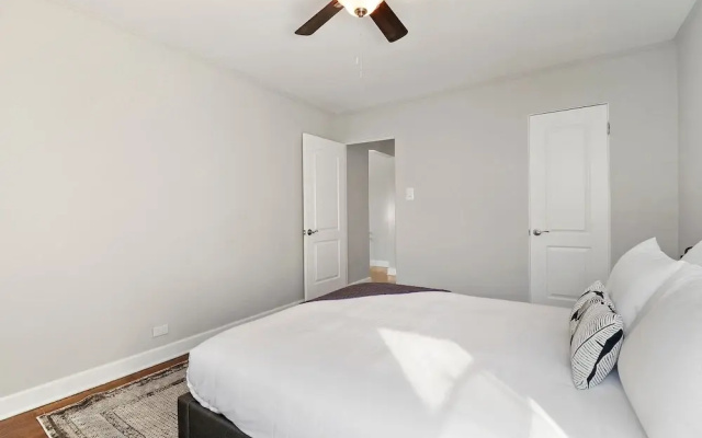 Comfy 2BR Rogers Park Apt in Sheridan