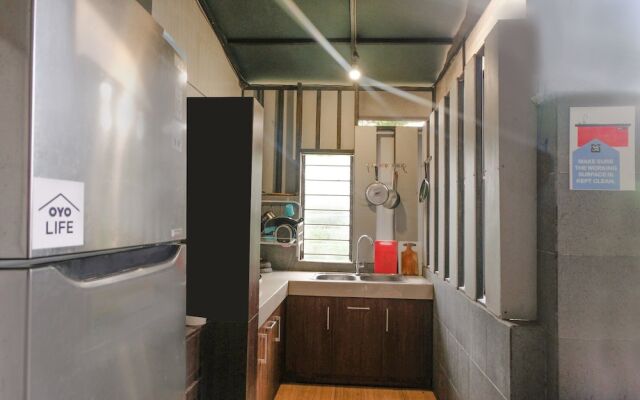 OYO Life 2399 Gerbera House - Kos Putri