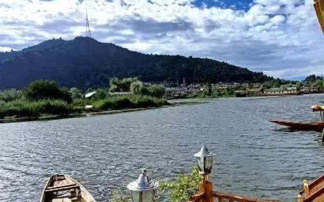 New minar group of houseboats
