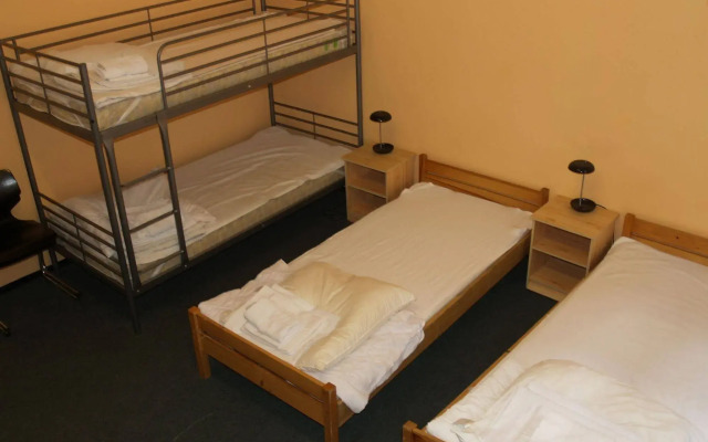 HappyGoLucky Hotel & Hostel