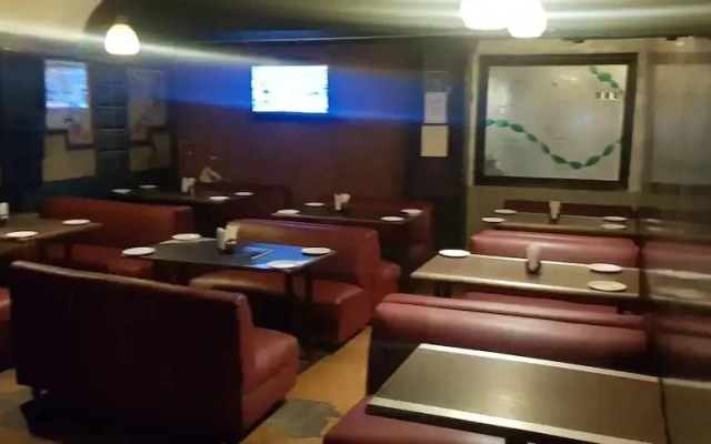 OYO Townhouse 651 Hotel Taksonz