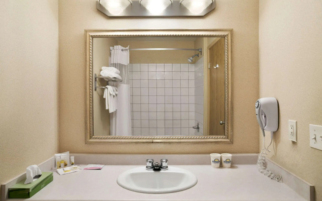 Travelodge by Wyndham Valleyfair Shakopee