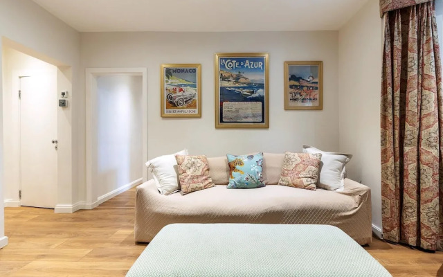 Elegant Two Bedroom Flat in Redcliffe Gardens