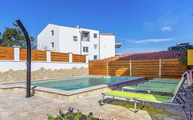 Studio Apartment in Liznjan With Shared Pool