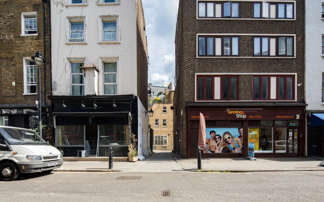 Richardsons Mews by Lime Street