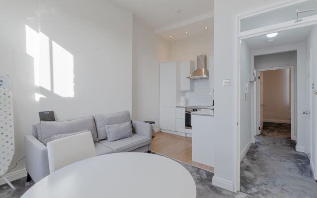 Modern 2 Bedroom Apartment Near Queens Park