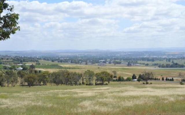 BATHURST GOLDFIELDS RESIDENCE on MOUNT PANORAMA