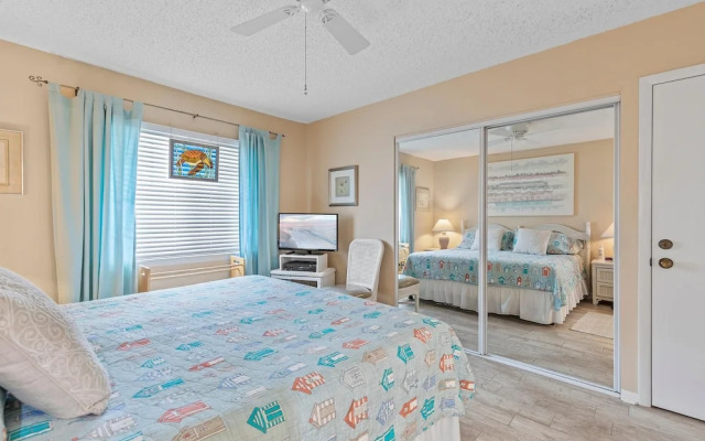 Colony Beach Club 220