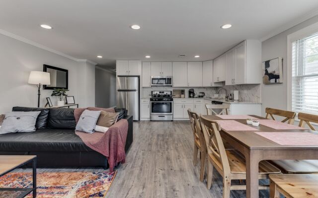 Stylish 3BR 3BA Colonial House by Cozysuites