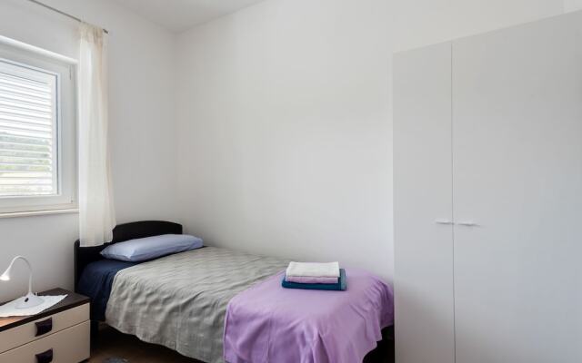 Simplistic Apartment in Neviđane near Sea Beach