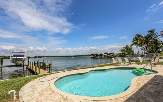 205 Bayview Ave. - M