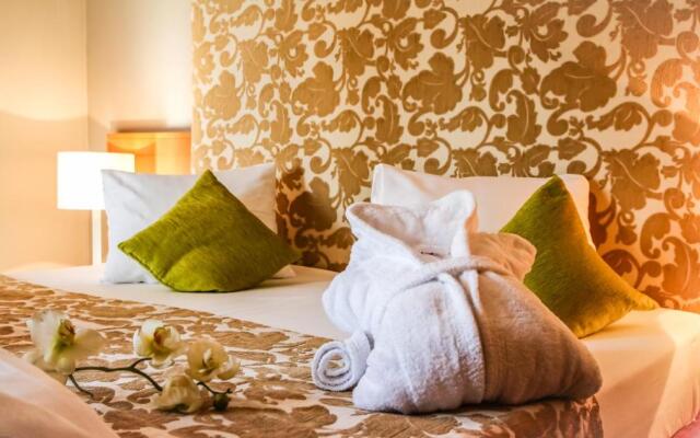 Flora Hotel & Suites