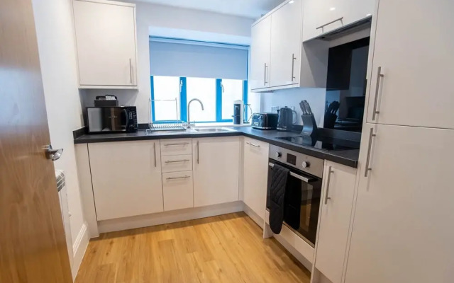 Super Luxe 2 Bed Apartment Torquay - Stunning Harbour View - Near Babbacoombe & Beach.