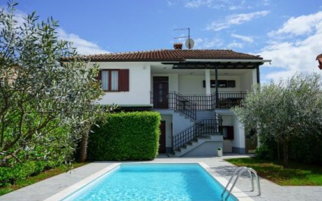 Villa Leon, Wonderful Family Apartment with Pool